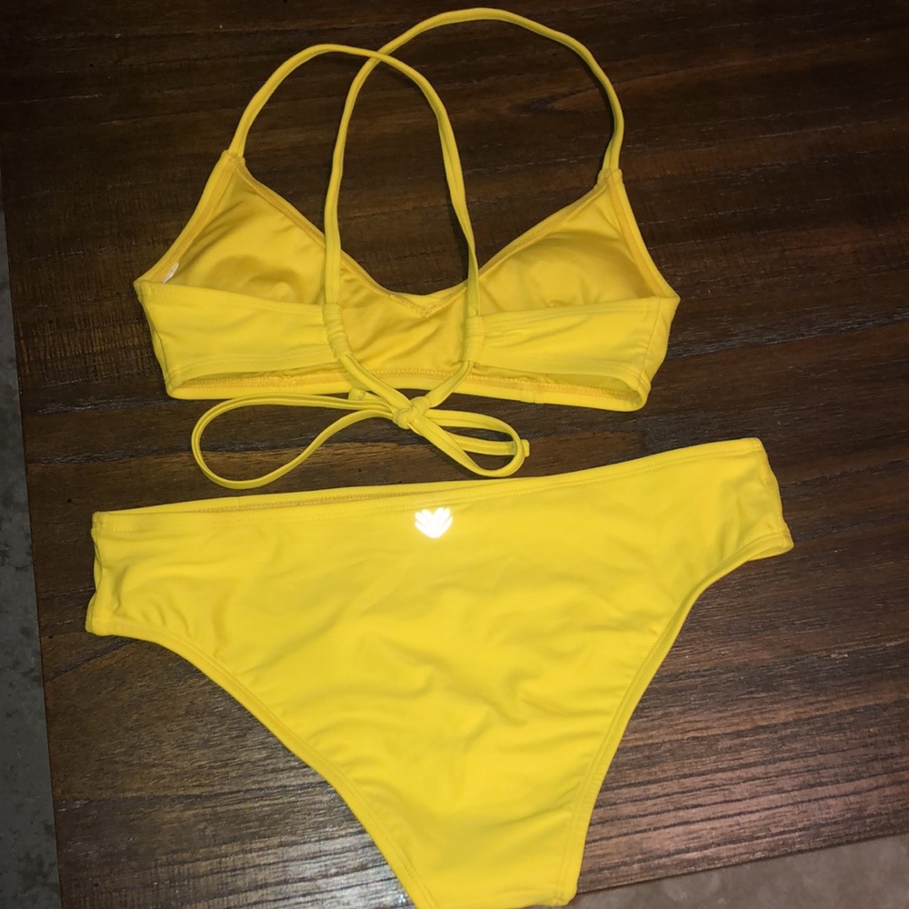 Yellow bikini - Picture 2 of 2